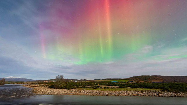 Cực quang ở Scotland vừa qua có màu cam huyền bí xen lẫn màu hồng, xanh lục - Ảnh: Graeme Whipps