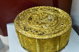 Chiêm ngưỡng những hiện vật sơn son thếp vàng, khảm trai tinh xảo thời Nguyễn