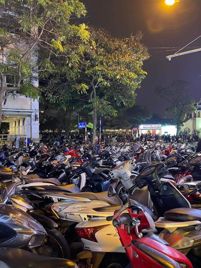 Giá vé gửi xe ở phố đi bộ hồ Hoàn Kiếm gây sốc vì buổi biểu diễn của Sơn Tùng M-TP - 2