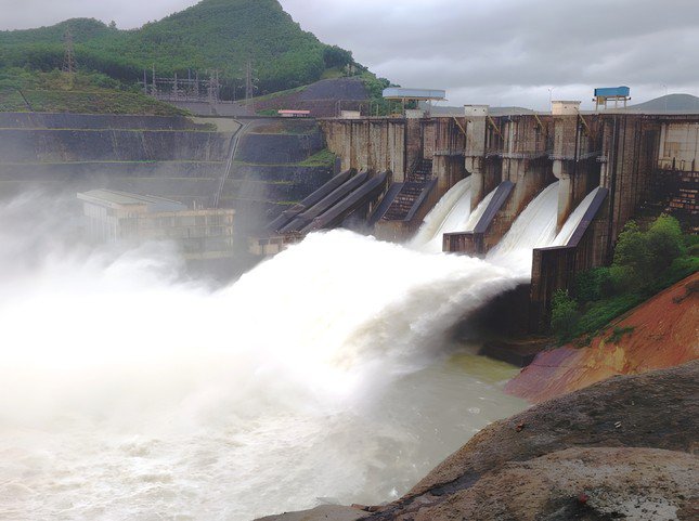 Hồ thủy điện Hương Điền nhận lệnh tăng lưu lượng điều tiết nước về hạ du nhằm bảo đảm an toàn công trình và ứng phó mưa lũ.