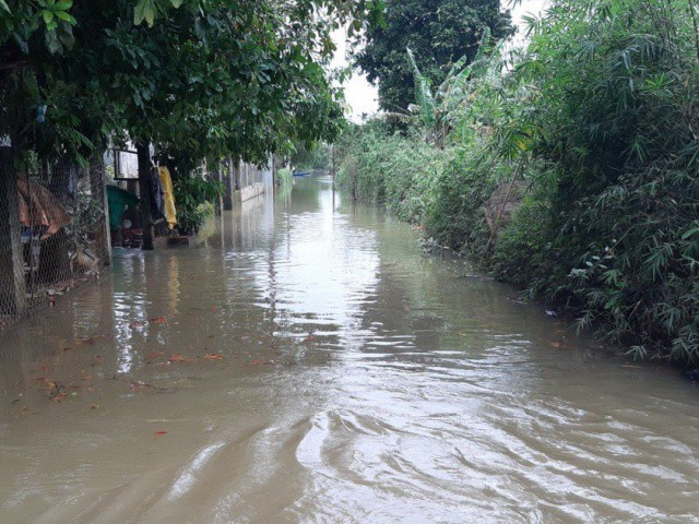 Nước lũ lên nhanh trong đêm, nhiều nơi ở Thừa Thiên Huế bị ngập