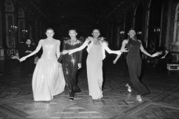 “Trận chiến thời trang“ kinh điển tại cung điện Versailles 50 năm trước