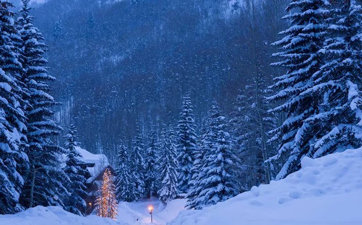 Beaver Creek, Colorado, Mỹ: Một nơi khác để trải nghiệm những ngày nghỉ trên sườn núi trượt tuyết là Beaver Creek, Colorado. Ngôi làng trượt tuyết đẹp như tranh vẽ này thường tổ chức các hoạt động lễ hội dành cho cả gia đình, từ thắp sáng cây thông Giáng sinh hằng năm cho đến các sự kiện thay đổi như đêm chiếu phim ngày lễ và cuộc thi nướng bánh quy.
