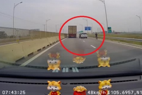 Clip: Tài xế lái ô tô Innova làm điều cực kỳ liều lĩnh trên cao tốc