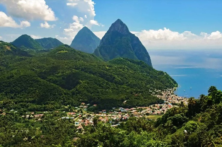 Santa Lucia, Caribe: Nếu bạn muốn một Giáng sinh trắng xóa có cát mịn như bột, hãy cân nhắc đến hòn đảo Caribe xinh đẹp này. Bạn có thể dành cả ngày để thư giãn trên bãi biển tuyệt đẹp giữa các đỉnh núi mang tính biểu tượng của St. Lucia, Pitons hoặc tận hưởng các hoạt động và tiện nghi của khu nghỉ mát, bao gồm hồ bơi, spa, cơ sở lặn và cho thuê thuyền kayak.
