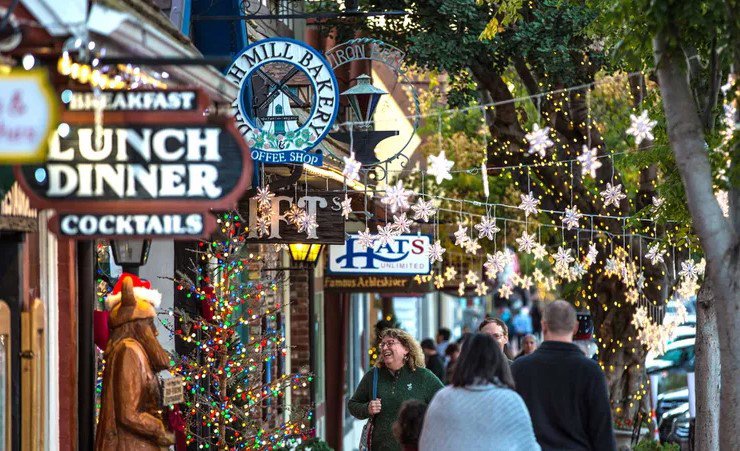 Solvang, California, Mỹ: Thành phố nhỏ ở thung lũng Santa Ynez được thành lập bởi một nhóm người Đan Mạch vào đầu những năm 1900. Hãy làm cho kỳ nghỉ Giáng sinh trở nên thú vị hơn bằng cách nghỉ tại The Landsby hoặc Winston, 2 trong số những khách sạn cổ điển ấm cúng nhất Solvang.
