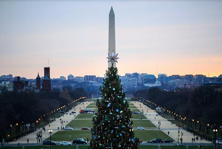 Washington D.C, Mỹ: Hãy cùng đến ngắm cây Giáng sinh, trượt băng tại Cảng Washington và hát theo buổi hòa nhạc hợp xướng tại Nhà thờ Quốc gia vào tháng 12 này. Washington, D.C&nbsp;thường tổ chức một loạt các sự kiện nghỉ lễ trong suốt mùa Giáng sinh khiến cho nơi đây thật rộn ràng.
