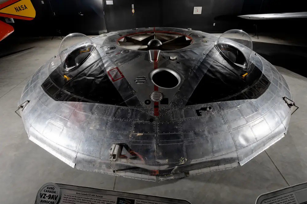 Một nguyên mẫu đĩa bay Avrocar được trưng bày ở bảo tàng quốc gia của không quân Mỹ.