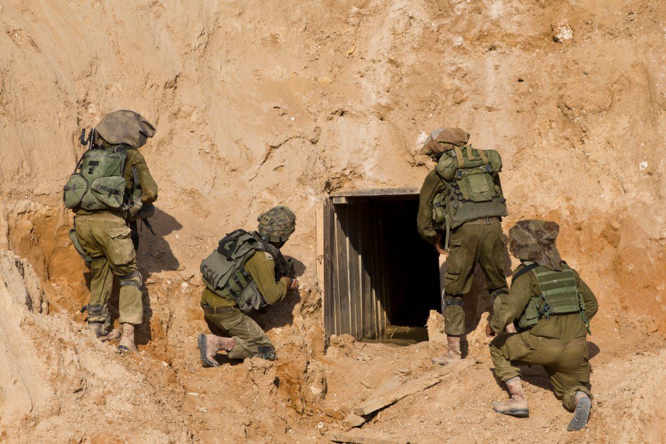 Quân đội Israel tiếp cận một đường hầm của Hamas ở Dải Gaza (ảnh: CNN)