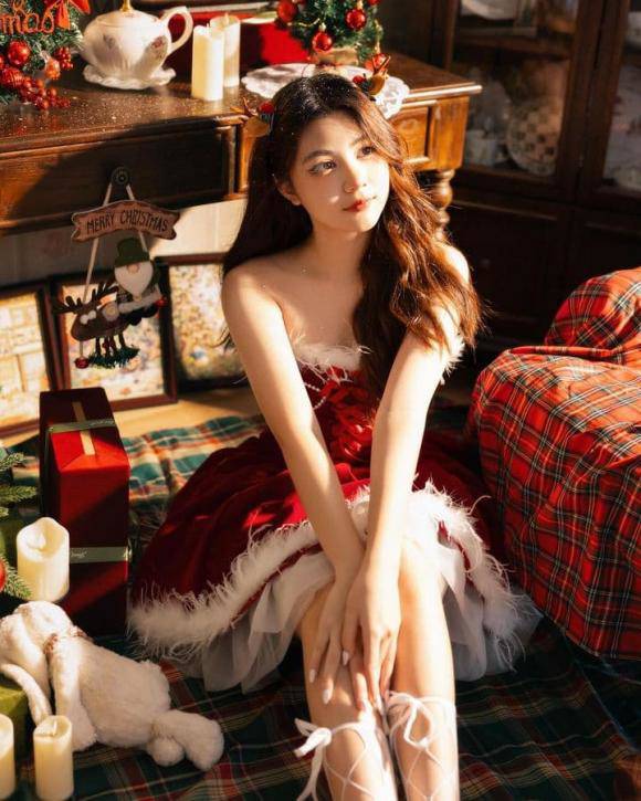 Con gái út cao 1m70 của Quyền Linh xinh như búp bê với váy Noel - 4