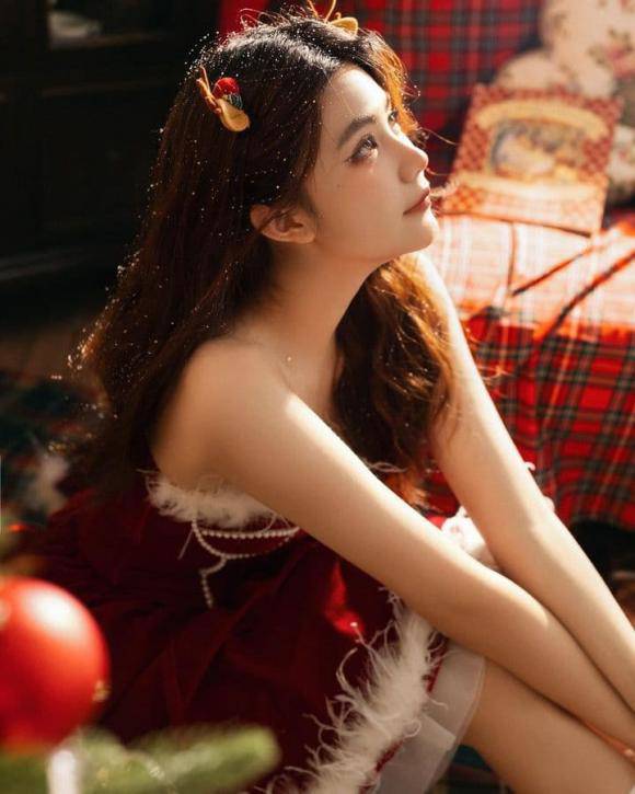 Con gái út cao 1m70 của Quyền Linh xinh như búp bê với váy Noel - 3