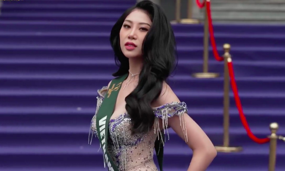 Đại diện Việt Nam vấp ngã trong lễ chào đón thí sinh Hoa hậu Trái Đất - 1