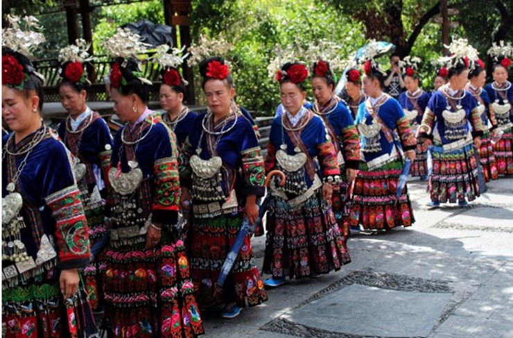 Do khoảng cách địa lý xa xôi, ngôi làng này từng là vùng hẻo lánh nghèo đói trước năm 2008. Bắt đầu từ năm 2008, chính quyền địa phương và các&nbsp;doanh nghiệp đã quyết định biến ngôi làng thành một địa điểm du lịch có nền văn hóa Miêu độc đáo.&nbsp;
