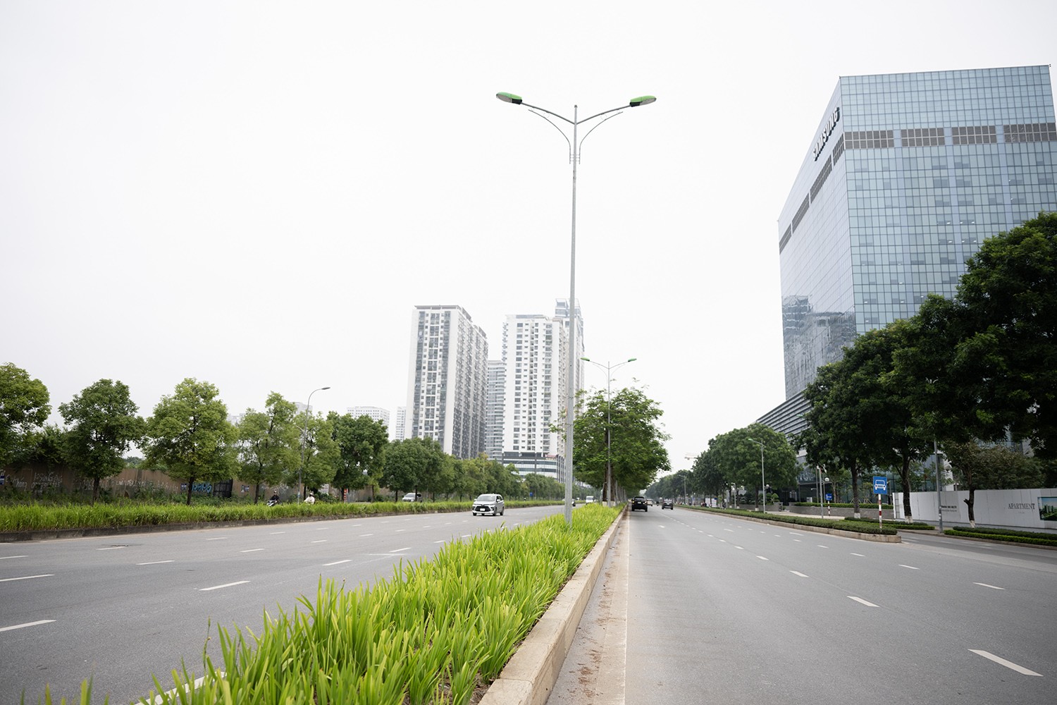 &nbsp;Ngoài ra, từ đường Hoàng Minh Thảo, Sở Giao thông vận tải tính toán có khả năng mở rộng mạng lưới đường dành cho xe đạp thông qua các tuyến đang hình thành như đường Xuân Tảo, Minh Tảo,... và bổ sung 4 vị trí xe đạp công cộng xung quanh công viên Hòa Bình để tăng khả năng kết nối, trung chuyển của xe đạp với các phương tiện vận tải hành khách công cộng.