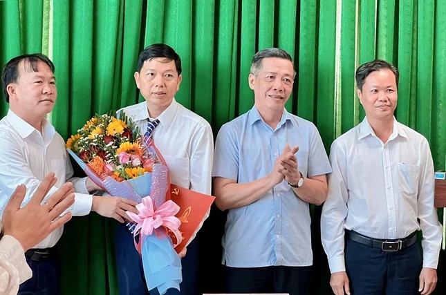 Ông Võ Tài Quốc, (thứ 2 từ trái qua) được điều động giữ chức Phó Trưởng ban Nội chính Tỉnh ủy Bà Rịa- Vũng Tàu. Ảnh: HUYỆN ĐẤT ĐỎ