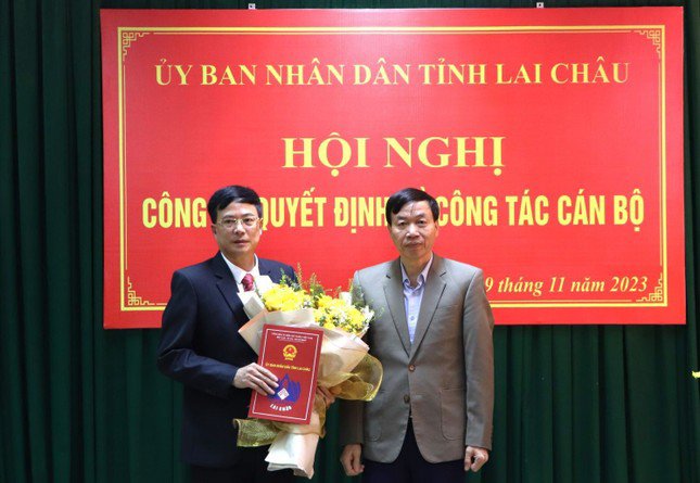 Chủ tịch UBND tỉnh Lai Châu Lê Văn Lương trao quyết định và tặng hoa chúc mừng tân Giám đốc Sở Khoa học và Công nghệ.