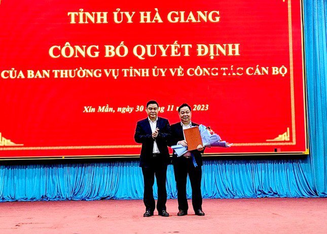 Lãnh đạo Hà Giang tặng hoa và trao quyết định cho ông Phạm Duy Hiền - tân Phó Giám đốc Sở Nông nghiệp và Phát triển nông thôn tỉnh Hà Giang.