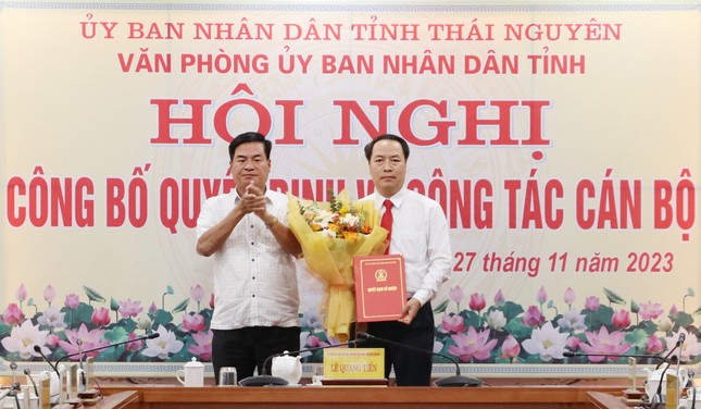 Ông Nguyễn Trọng Tài - Phó Chánh Văn phòng UBND tỉnh Thái Nguyên nhận quyết định. Ảnh: Cổng TTTT Thái Nguyên.