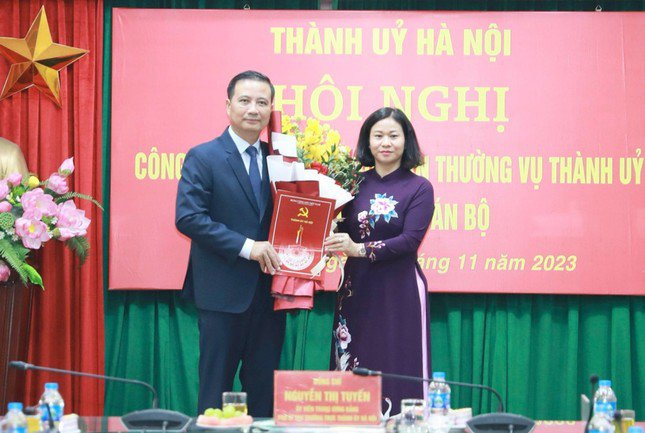 Phó Bí thư Thường trực Thành ủy Hà Nội Nguyễn Thị Tuyến trao quyết định điều động, bổ nhiệm ông Nguyễn Xuân Linh giữ chức vụ Bí thư Quận ủy quận Hoàng Mai.