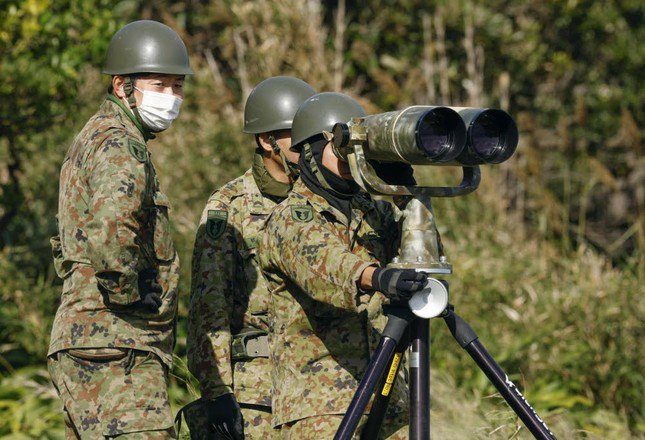 Các thành viên Lực lượng Phòng vệ Nhật Bản tìm kiếm chiếc V-22 Osprey của Mỹ sau tai nạn. (Ảnh: Kyodo)