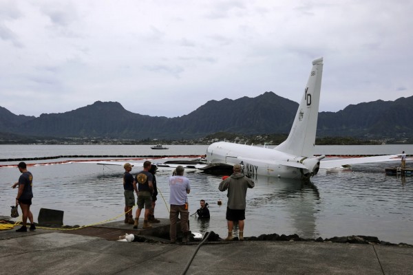 Máy bay khổng lồ của Mỹ mắc kẹt trên rạn san hô - 1
