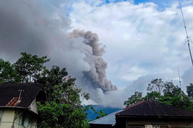 Hình ảnh cột khói đen bốc lên từ miệng núi lửa Marapi ở tỉnh Tây Sumatra - Indonesia vào ngày 3-12. Ảnh: Reuters