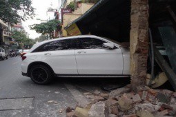 Ô tô Mercedes lao thẳng vào nhà dân trên phố cổ Hà Nội