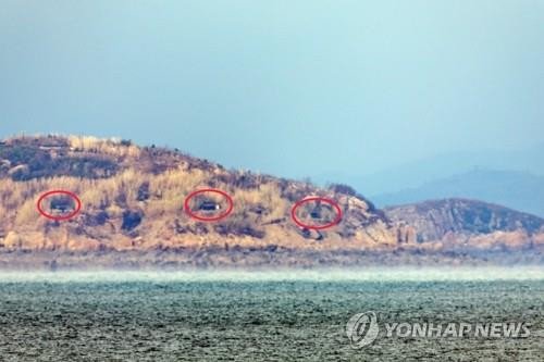 Các đồn pháo binh của Triều Tiên được khôi phục trên đảo Jangjae của nước này hôm 11-11. Ảnh: YONHAP