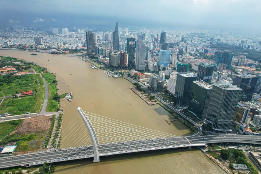 Khu vực kết nối cầu đi bộ qua sông Sài Gòn.