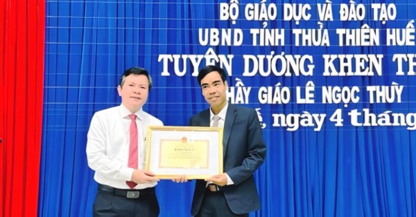 Thừa ủy quyền, lãnh đạo Sở GD&amp;ĐT tỉnh Thừa Thiên Huế trao bằng khen của Bộ trưởng Bộ GD&amp;ĐT tặng thầy giáo Lê Ngọc Thùy về hành động dũng cảm cứu người.