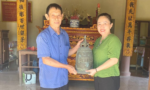  Bảo tàng Tổng hợp tỉnh Quảng Bình đã tiếp nhận   "Minh chuông" do con cháu Danh thần Hoàng Kế Viêm hiến tặng  