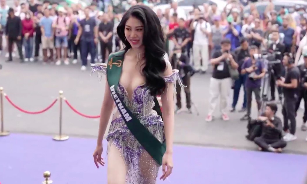 Đại diện Việt Nam vấp ngã trong lễ chào đón thí sinh Hoa hậu Trái Đất - 2