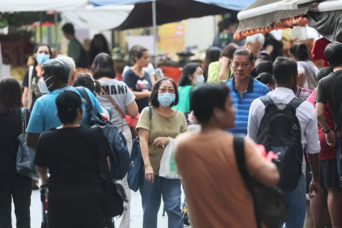 Người dân đeo khẩu trang khi đi lại trên đường phố Singapore. Ảnh: Straits Times