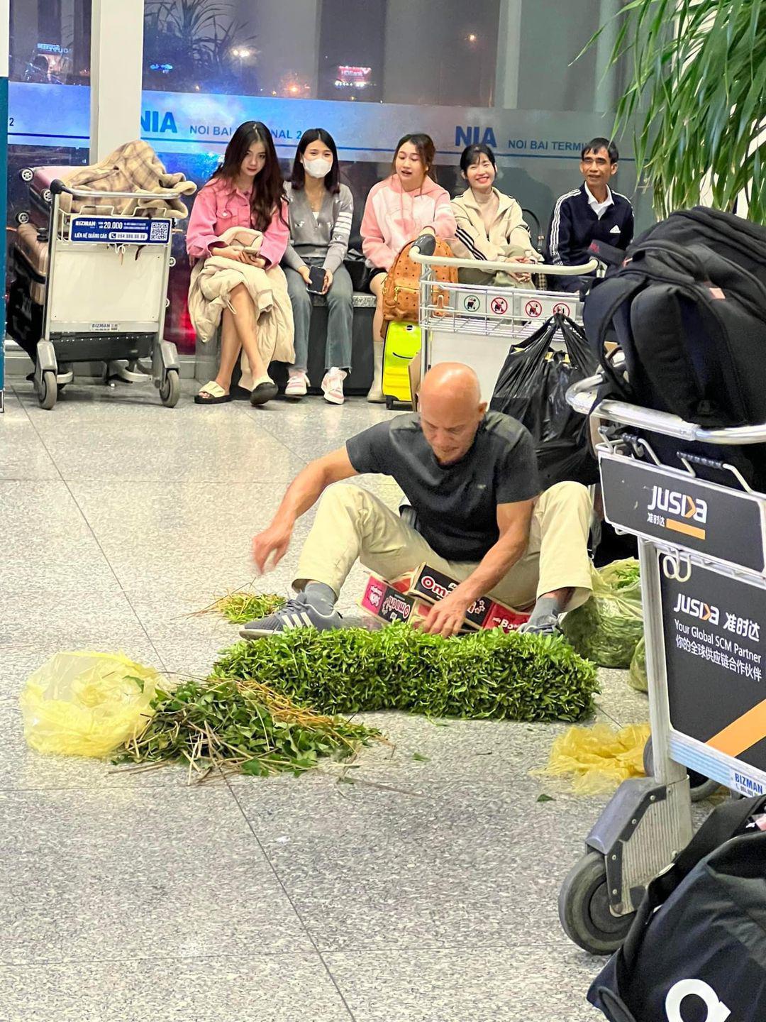 Hình ảnh khách Tây ngồi nhặt rau giữa sảnh sân bay Nội Bài gây xôn xao mạng xã hội - 2