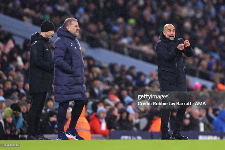 HLV Pep Guardiola cũng bất bình bên ngoài đường pitch