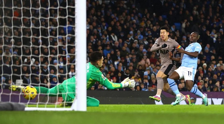 Son Heung Min ghi bàn cho Tottenham