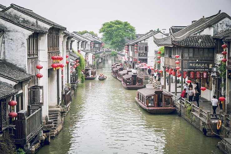 Phố Shantang là dãy phố nổi tiếng của Tô Châu, là con đường dành cho người đi bộ có niên đại 1.200 năm. Nằm bên con kênh ở thành phố cổ Tô Châu, ở đây có rất nhiều cửa hàng và quán ăn.
