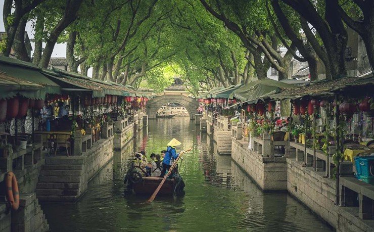 Tô Châu được mệnh danh là "Venice của phương Đông", nhưng trấn cổ Đồng Lí&nbsp;thực sự xứng đáng với điều đó. Chỉ cách Tô Châu một giờ lái xe, thị trấn xinh đẹp này là nơi lý tưởng để ngồi thuyền lênh đênh trên kênh và ngắm cảnh.
