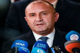 Ngăn thỏa thuận tặng xe bọc thép cho Ukraine, Tổng thống Bulgaria hành động “rắn“