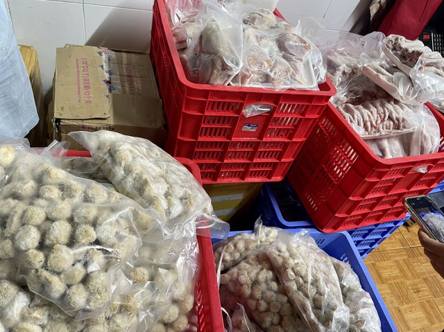Ngày 10/10, Tổng cục QLTT cho biết, 290 gói và 18kg thực phẩm đông lạnh không rõ nguồn gốc xuất xứ vừa được "tóm gọn" tại Hà Giang.