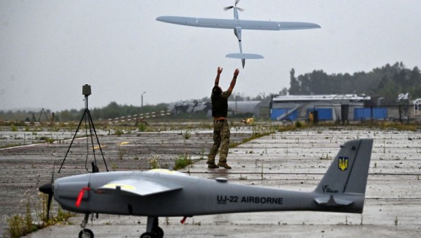 Binh sĩ Ukraine vận hành UAV loại UJ-22. Ảnh: GettyImages