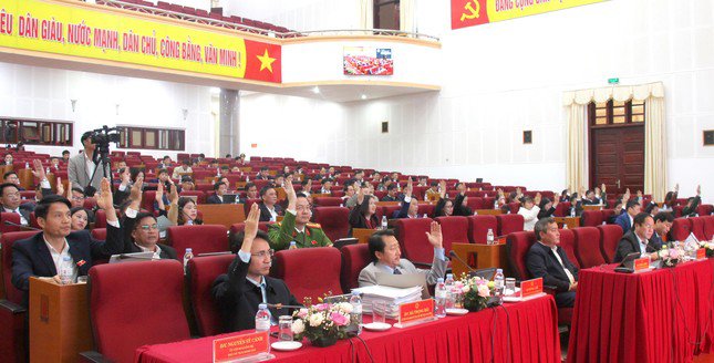 Đại biểu HĐND tỉnh Lai Châu biểu quyết bãi nhiệm Ủy viên UBND tỉnh Lai Châu đối với ông Nguyễn Thanh Trì.