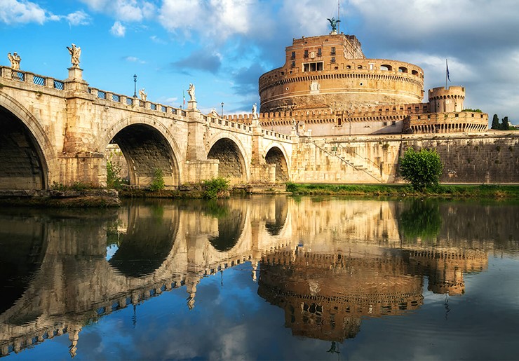 Lâu đài này còn được gọi là&nbsp;Lăng mộ Hadrian, đứng kiêu hãnh trên bờ phía tây của&nbsp;sông Tiber, cách&nbsp;Thành quốc Vatican&nbsp;một đoạn ngắn.
