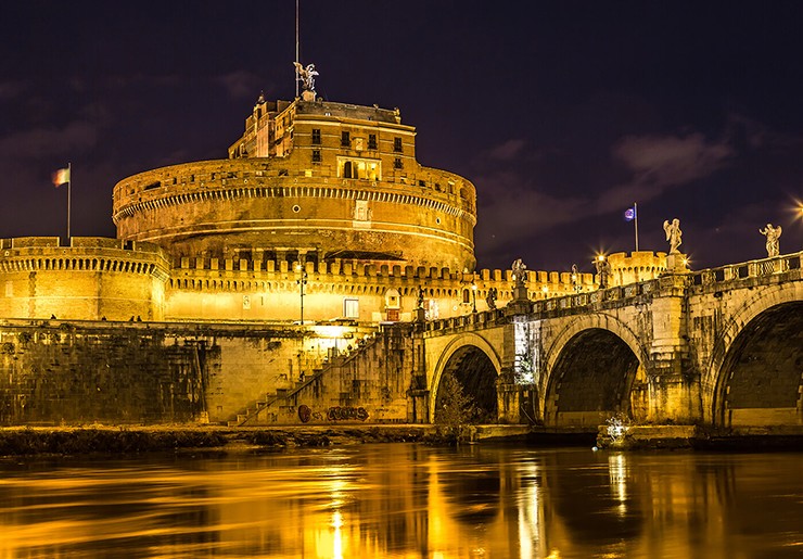 Castel Sant&#39;Angelo có nguồn gốc từ một lăng mộ do Hoàng đế Hadrian cho xây dựng vào năm 123 sau Công nguyên, dự định làm nơi an nghỉ cuối cùng cho mình và hoàng gia.&nbsp;
