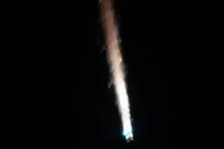 Tàu vũ trụ Nga cháy như pháo hoa trên bầu khí quyển Trái đất