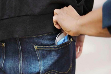 Bi hài: Kẻ cướp trả lại điện thoại khi nhận ra không phải là iPhone