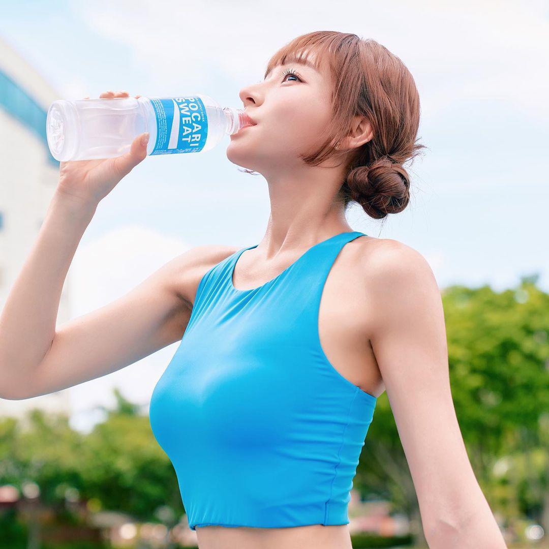 Tập luyện kết hợp cùng uống nhiều nước là bí quyết giúp cô có vóc dáng đẹp.