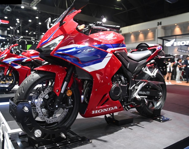 Thuộc phân khúc mô tô tầm trung nhưng 2024 Honda CBR500R lại có phong cách thể thao, mạnh mẽ, nhìn như dòng siêu xe của Honda.&nbsp;
