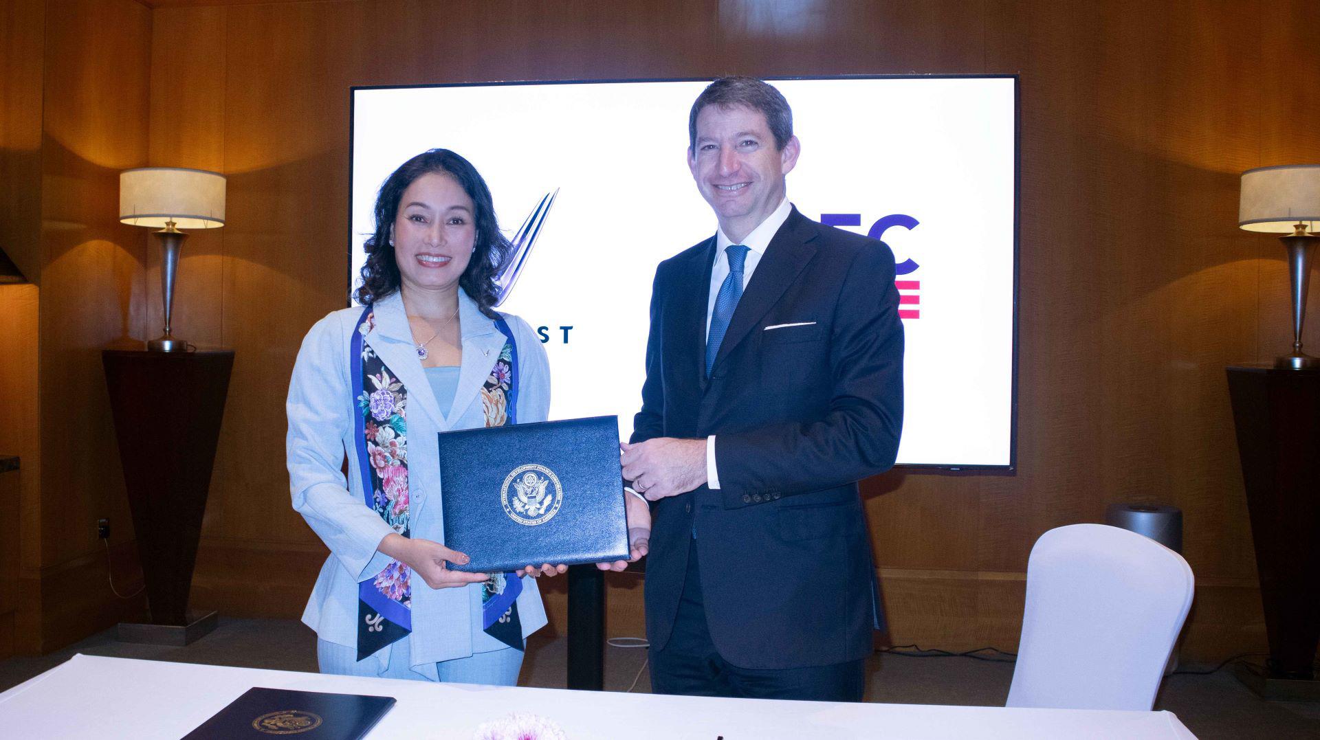 Global CEO của VinFast Lê Thị Thu Thủy và CEO của DFC Scott Nathan tại buổi ký kết Ý định Thư