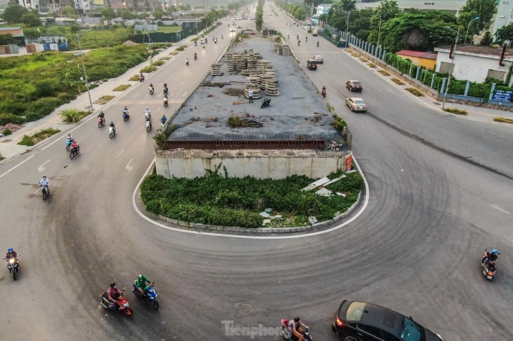 Nguyên nhân dẫn đến tình trạng trên được biết do vướng mắc giải phóng mặt bằng, vẫn còn 2/3 hộ dân chưa di dời ra khỏi khu vực thi công dự án.